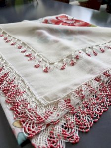 Kırmızı incili iğne oyası yazma 